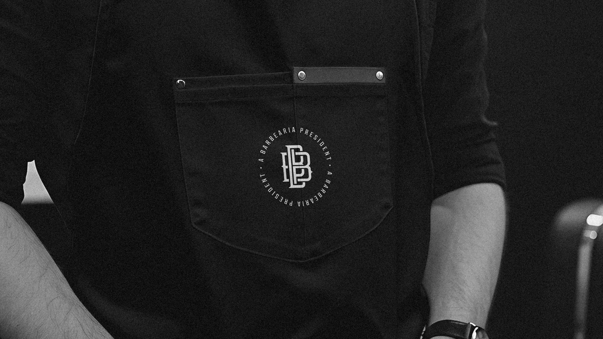 Projeto de identidade visual A Barbearia President aplicado em uniforme