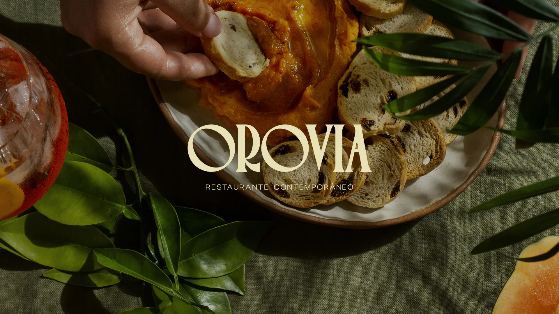 Projeto de identidade visual Orovia Restaurante Contemporâneo