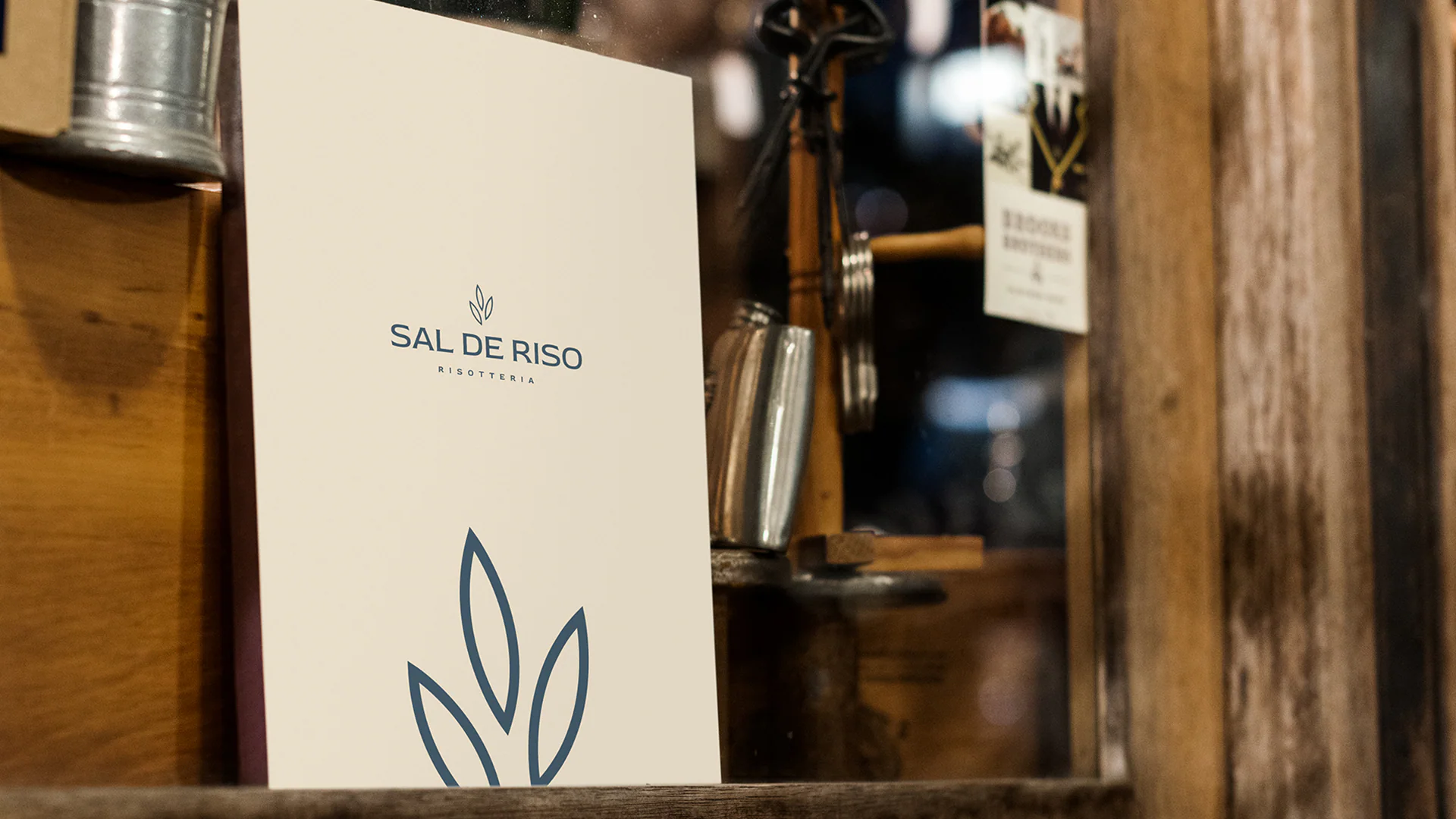 Projeto de identidade visual Sal de Riso aplicado em cardápio